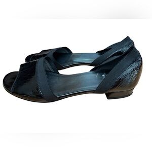 Stuart Weitzman women's black patent leather flat sandals shoes size 6.5